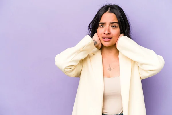 Young Hispanic Woman Isolated Purple Background Touching Back Head Thinking — 스톡 사진