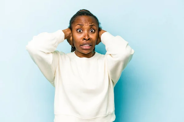 Jong Afrikaans Amerikaans Vrouw Geïsoleerd Blauwe Achtergrond Schreeuwen Met Woede — Stockfoto