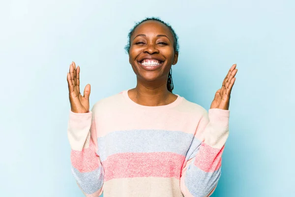 Jonge Afrikaanse Amerikaanse Vrouw Geïsoleerd Blauwe Achtergrond Lacht Uit Luid — Stockfoto