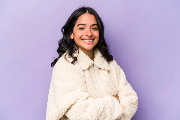 Young Hispanic Woman Isolated Purple Background Who Feels Confident Crossing — 스톡 사진
