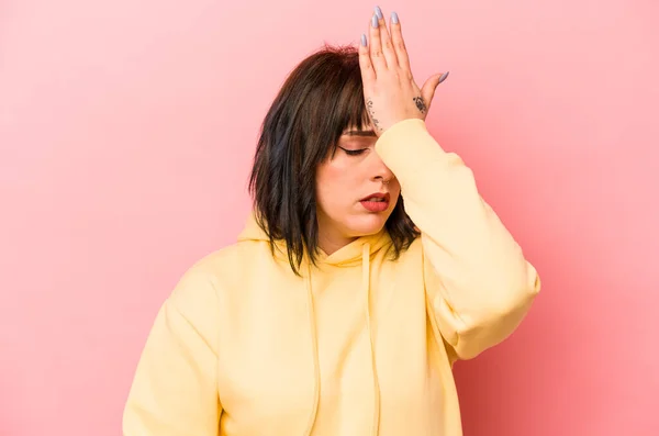 Young Caucasian Woman Isolated Pink Background Forgetting Something Slapping Forehead — Stock Photo, Image