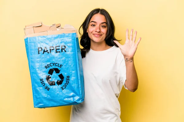 Joven Mujer Hispana Reciclando Papel Aislado Sobre Fondo Amarillo Sonriente — Foto de Stock