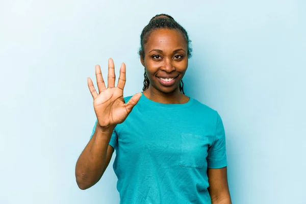 Mladá Africká Americká Žena Izolované Modrém Pozadí Úsměvem Veselý Ukazující — Stock fotografie
