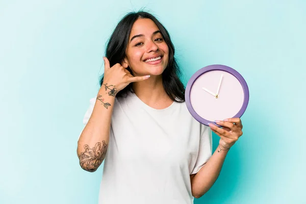 Young Hispanic Woman Holding Clock Isolated Blue Background Showing Mobile — Stok fotoğraf