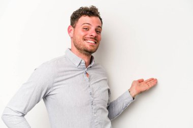 Beyaz arka planda izole edilmiş beyaz bir genç hoş bir ifade sergiliyor..