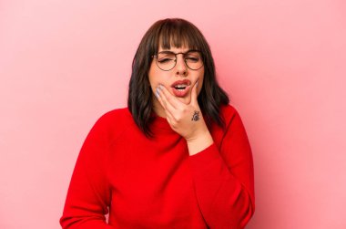 Pembe arka planda izole genç beyaz kadın güçlü bir diş ağrısı, azıdişi ağrısı var..