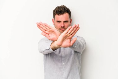 Beyaz arka planda izole genç beyaz adam inkar jesti yapıyor.