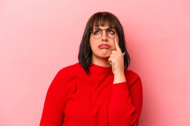 Pembe arka planda izole edilmiş beyaz bir kadın ağlıyor, bir şeyden mutsuz, acı ve kafa karışıklığı konsepti..