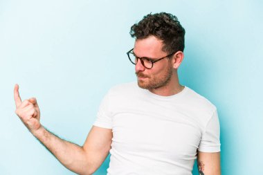 Kafkasyalı genç adam mavi arka planda izole edilmiş seni işaret ediyor sanki davet ediliyormuş gibi..