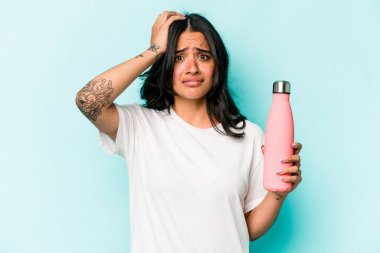 Mavi arka planda termo tutan genç İspanyol kadın şok geçiriyordu, önemli bir toplantıyı hatırladı..