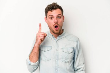 Beyaz arka planda izole genç beyaz adam bir fikri, ilham konsepti var.