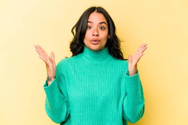 Sarı arka planda izole edilmiş genç İspanyol kadının bir fikri, ilham konsepti var..