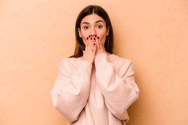 Latin kökenli genç bir kadın bej arka planda izole edilmiş..