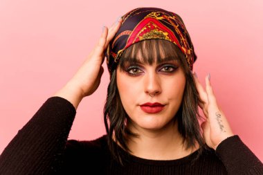 Genç beyaz makyajcı kadın pembe arka planda izole edilmiş.