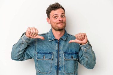 Beyaz arka planda izole edilmiş genç beyaz adam gururlu ve kendinden emin hissediyor, örnek olarak..