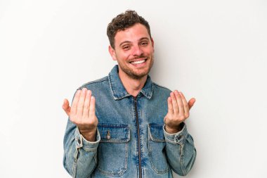 Beyaz arka planda izole edilmiş genç beyaz bir adam seni işaret ediyor. Sanki davet ediliyormuş gibi..