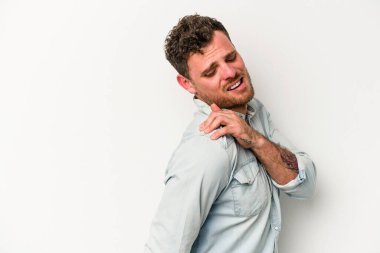 Beyaz arka planda izole edilmiş, omuz ağrısı olan genç beyaz bir adam..