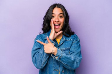 Mor arka planda soyutlanmış genç İspanyol bir kadın dedikodu yapıyor, bir şeyleri haber veriyor..