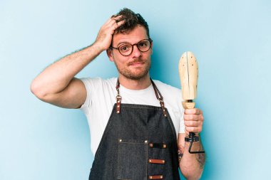 Kafkasyalı genç kunduracı mavi arka planda izole edilmiş şoka uğrayan kadın, önemli bir toplantıyı hatırladı..