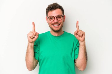 Beyaz arka planda izole genç beyaz adam işaret iki ön parmakları boş bir boşluk gösteren.