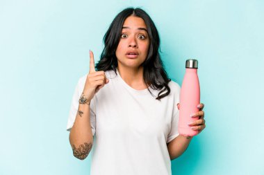 Mavi arka planda termometreyi tutan genç İspanyol kadının bir fikri var, ilham verici bir kavram..