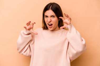 Bej arka planda izole edilmiş genç İspanyol kadın gergin elleriyle çığlık atıyor..