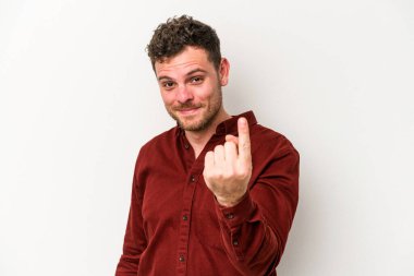 Beyaz arka planda izole edilmiş genç beyaz bir adam seni işaret ediyor. Sanki davet ediliyormuş gibi..