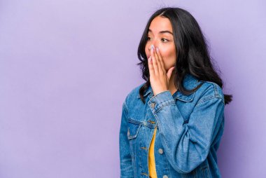 Mor arka planda izole edilmiş genç İspanyol kadın gördüğü bir şey yüzünden şoka uğruyor..