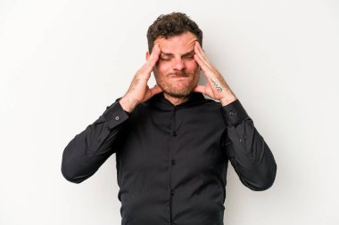 Beyaz arka planda izole edilmiş genç beyaz bir adam tapınaklara dokunuyor ve başı ağrıyor..