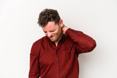 Beyaz arka planda izole edilmiş genç beyaz bir adam sabit yaşam tarzından dolayı boyun ağrısı çekiyor..