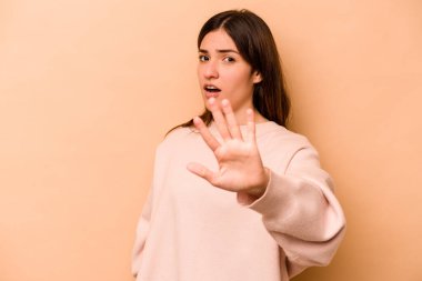 Latin kökenli genç bir kadın yakın bir tehlikeden dolayı şok geçiriyor.