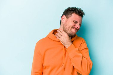 Mavi arka planda izole edilmiş genç beyaz adam virüs ya da enfeksiyon yüzünden boğazında ağrı hissediyor..