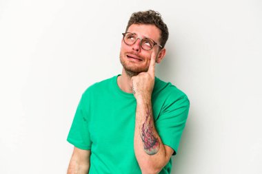 Beyaz arka planda izole edilmiş beyaz bir adam ağlıyor, bir şeyden memnun değil, acı ve kafa karışıklığı konsepti..