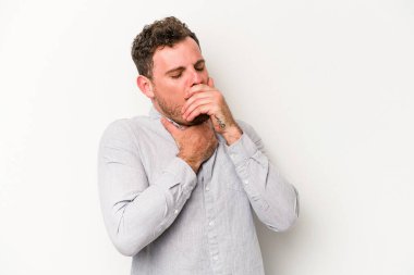 Beyaz arka planda izole edilmiş genç beyaz bir adam virüs veya enfeksiyon yüzünden boğazında ağrı hissediyor..