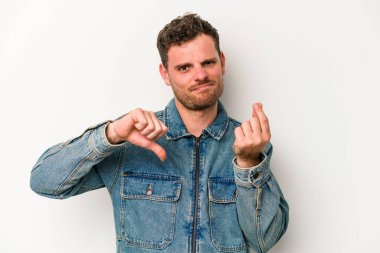 Beyaz arka planda izole genç beyaz adam onun hiç parası olmadığını gösteriyor.