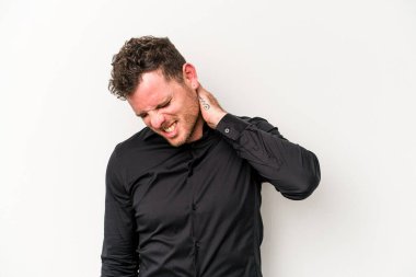 Beyaz arka planda izole olmuş genç beyaz bir adam stresten dolayı boynu ağrıyor, masaj yapıyor ve elle dokunuyor..