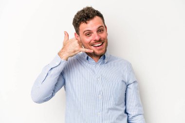 Beyaz arka planda izole edilmiş genç beyaz bir adam parmakları olan bir cep telefonu hareketi gösteriyor..