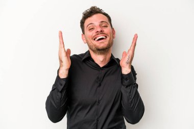 Beyaz arka planda izole genç beyaz adam yüksek sesle gülüyor elini göğsüne koyuyor..