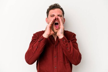 Beyaz arka planda izole edilmiş beyaz bir adam heyecanlı bir şekilde bağırıyor..
