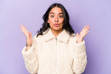 Mor arka planda izole edilmiş genç İspanyol kadının bir fikri, ilham konsepti var..