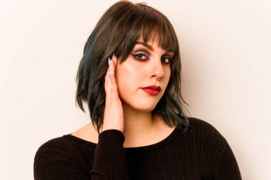 Beyaz arka planda izole edilmiş beyaz makyajlı genç bir kadın.