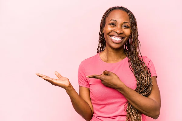 Pembe Arka Planda Izole Edilmiş Genç Afrikalı Amerikalı Kadın Elinde — Stok fotoğraf