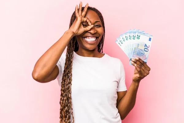 Mladá Afroameričanka Drží Bankovky Izolované Růžovém Pozadí Vzrušený Vedení Gesto — Stock fotografie