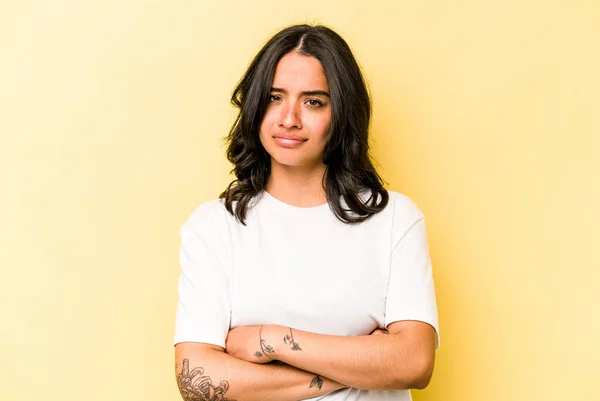 Young Hispanic Woman Isolated Yellow Background Unhappy Looking Camera Sarcastic — Foto Stock