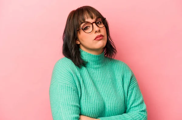 Joven Mujer Caucásica Aislada Sobre Fondo Rosa Sospechosa Incierta Examinándote —  Fotos de Stock