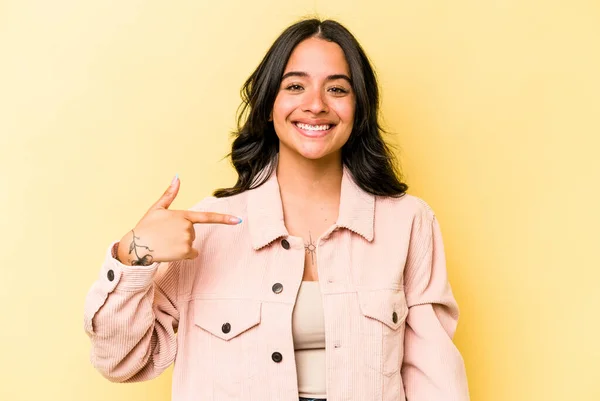 Young Hispanic Woman Isolated Yellow Background Person Pointing Hand Shirt — Foto Stock