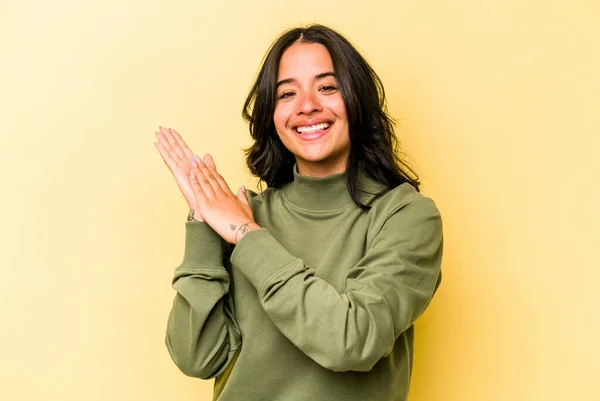 Jovem Hispânica Isolada Fundo Amarelo Sentindo Enérgica Confortável Esfregando Mãos — Fotografia de Stock