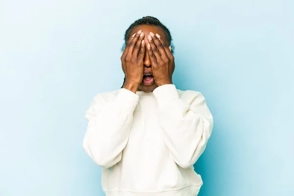 Jovem Afro Americana Isolada Fundo Azul Divertindo Cobrindo Metade Rosto — Fotografia de Stock