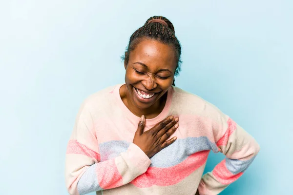 Jonge Afro Amerikaanse Vrouw Geïsoleerd Blauwe Achtergrond Lachen Houden Handen — Stockfoto