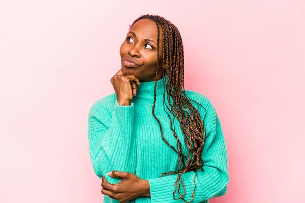 Genç Afrikalı Amerikalı Kadın Pembe Arka Planda Izole Edilmiş Düşünüyor — Stok fotoğraf
